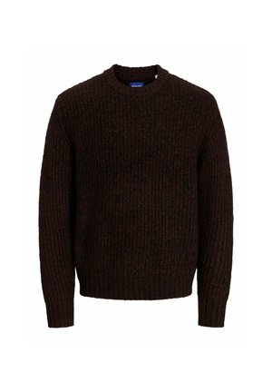 Bruine gebreide trui met een ronde hals, ribbelstructuur en lange mouwen. De stof lijkt dik en warm, geschikt voor koud weer.