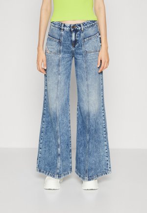 Jeans de mezclilla azul de pernera ancha con un acabado desgastado, que cuentan con bolsillos frontales y una cintura con cordón. Tejido texturizado con un diseño casual.