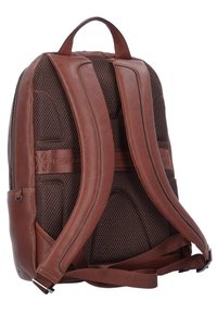 Sac à dos en cuir marron avec des accents en maille, des bretelles rembourrées et une finition texturée. Dispose d'une poignée supérieure et de bretelles ergonomiques ajustables.