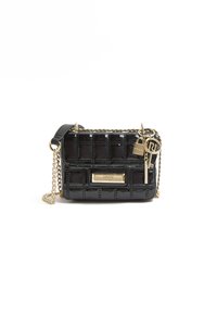 Borsa a tracolla nera trapuntata realizzata in materiale lucido, con una tracolla in catena dorata e un ciondolo decorativo a forma di chiave, dotata di una piastra di metallo rettangolare con il marchio.