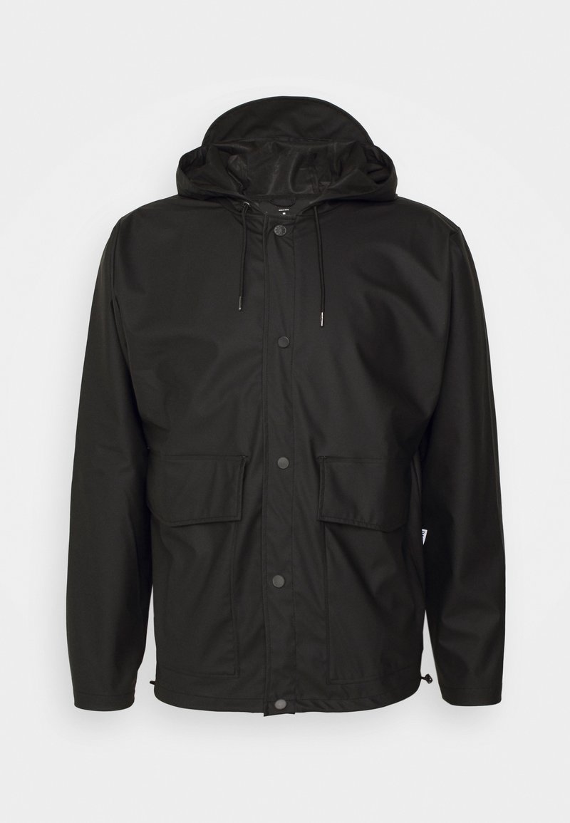 Veste de pluie noire à capuche avec boutons-pression à l'avant, cordon à la capuche et deux grandes poches à rabat à l'avant.