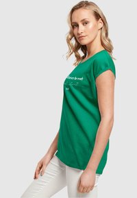 Merchcode JUST START - Printtipaita - forest green