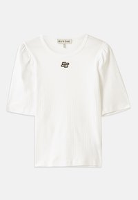 Hvit ribbet t-skjorte med korte ermer og rund hals. Har subtile puffermer og en liten brun logo detalj midt foran.