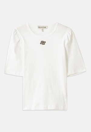 Biała, prążkowana bluzka z krótkim rękawem i okrągłym dekoltem. Posiada subtelne bufiaste rękawy oraz mały brązowy detal z logo na środku przodu.