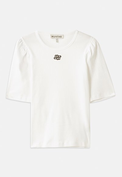 Balts ribēts īsām piedurknēm tops ar noapaļotu kakla izgriezumu. Iezīmējas ar maziem puff piedurknēm un nelielu brūnu logotipu centrā.