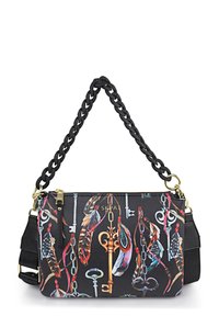 Bolso cruzado negro con una correa trenzada, que presenta coloridos patrones de llaves y plumas. Cierre de cremallera dorado y correa ajustable.