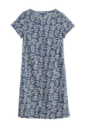Mėlyna trumpomis rankovėmis suknelė su baltu gėlių raštu, apvalia iškirpte ir iki kelių siekiančia apačia.