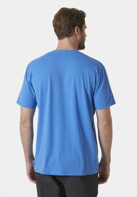 Camiseta de manga corta azul hecha de tejido suave, con cuello redondo clásico y una pequeña etiqueta en el lado izquierdo cerca del dobladillo.