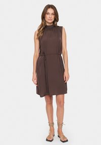 Rochie brună fără mâneci, cu decolteu elastic și cordon la talie; material fin, până la genunchi și cu o formă lejeră în A.