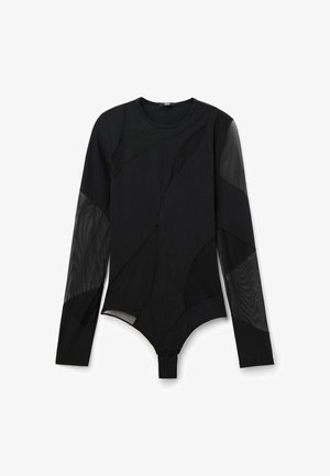 Zwarte longsleeve bodysuit met een mix van textuuroverlays en netpanelen, voorzien van gebogen ontwerpen, een ronde halslijn en drukknoopsluitingen aan de onderkant.