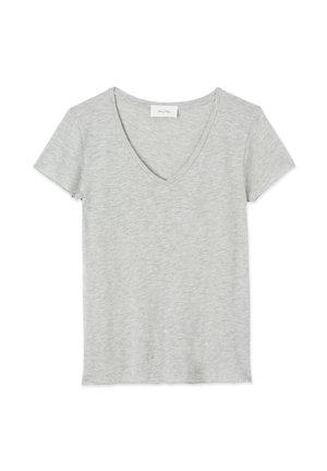 Grijze korte mouwen t-shirt met een v-hals ontwerp, gemaakt van een zachte, lichte stof. Het heeft een iets ongelijkmatige zoom aan de onderkant.