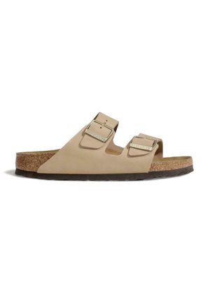 Infradito beige con due fibbie metalliche regolabili, una soletta in sughero e una suola in gomma strutturata. Design open-toe per una migliore ventilazione.