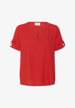 Sarkans lina blūze ar V veida kakla izgriezumu un sarullētām īsām piedurknēm, kas piedāvā brīvu piegriezumu un gludu tekstūru. Akcentēta ar smalku zīmola birku.