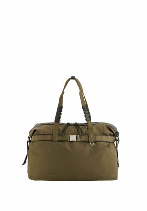 Bolsa de deporte verde oliva con asas dobles, detalles en negro en las agarraderas, correa con hebilla en la parte frontal y cierre superior con cremallera.