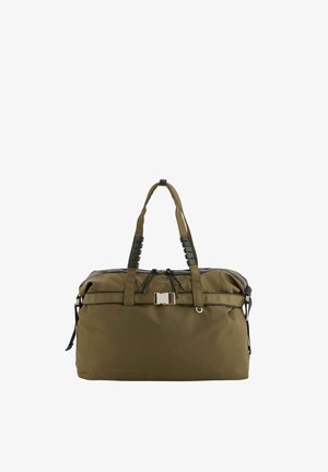 Bolsa de deporte verde oliva con asas dobles, detalles en negro en las agarraderas, correa con hebilla en la parte frontal y cierre superior con cremallera.
