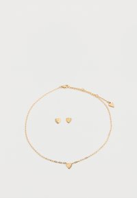 Σετ κοσμημάτων σε χρυσό χρώμα που περιλαμβάνει βραχιόλι αλυσίδα με μενταγιόν καρδιά και αντίστοιχα σκουλαρίκ ια καρδιά, διακοσμημένα με μικρές πέτρες.