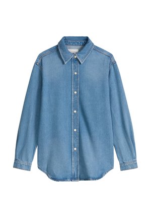 Lichtblauw denim overhemd met lange mouwen, knoopsluiting aan de voorkant, kraag en zichtbare stiksels, plat gelegd op een witte achtergrond.