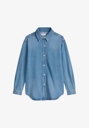 Jasnoniebieska koszula z denimu z długim rękawem, z przodu zapinana na guziki, z kołnierzykiem i widocznym przeszyciem, ułożona na płasko na białym tle.