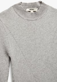 Grauer gerippter Strickpullover mit hohem Kragen, der auf der Vorderseite eine V-förmige Nahtdetails aufweist. Weiche Textur und taillierte Passform. Markenschild sichtbar.