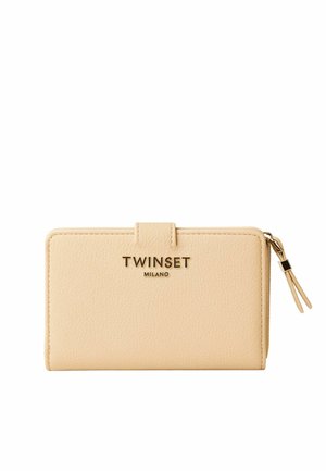 Portafoglio color crema realizzato in pelle testurizzata. Presenta una chiusura a clasp, un branding in tonalità oro "TWINSET MILANO" e un compartimento con zip.
