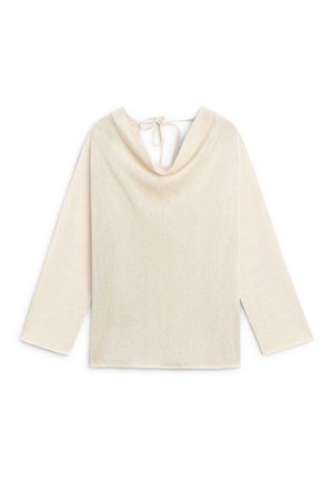 Top in maglia color crema a maniche lunghe con collo a scialle drappeggiato e chiusura a fiocco sul retro.