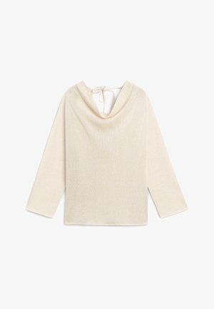Top in maglia color crema a maniche lunghe con collo a scialle drappeggiato e chiusura a fiocco sul retro.