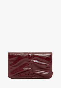 Cartera de cuero burdeos con superficie texturizada, que cuenta con un cierre de cremallera y un detalle de pliegue central. El acabado liso realza su diseño.