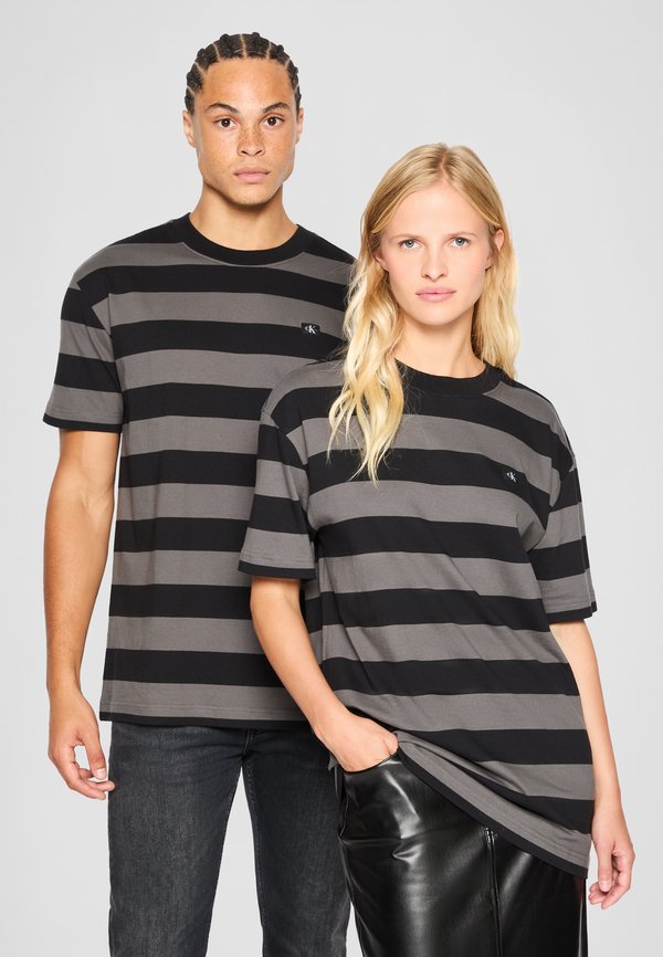 EXCLUSIVE STRIPED OVERSIZED TEE UNISEX - Print T-shirt