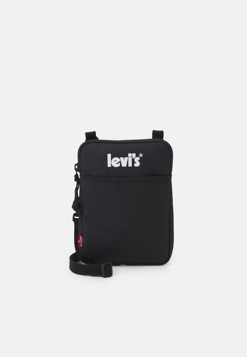 Sac bandoulière noir Levi's avec poche avant, logo blanc en haut, sangle réglable et fermeture éclair sur fond uni.