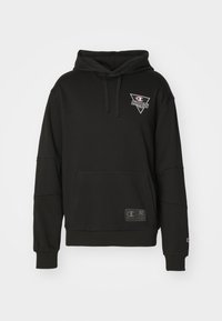 Felpa nera con cappuccio, tasca frontale, patch con logo e polsini a coste. Realizzata in un tessuto morbido, presenta una vestibilità comoda e un design minimale.