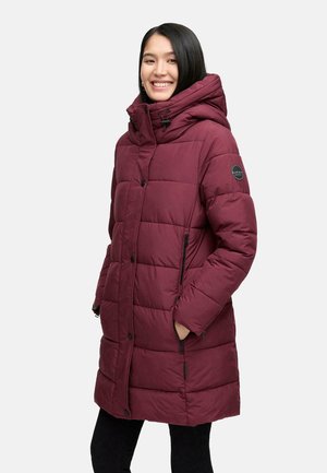 Bordeaux puffer jas met een capuchon, met een knoopsluiting aan de voorkant, ritssluitingen aan de zijkanten en een ronde logopatch op de linker mouw.