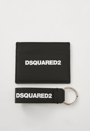 Porte-cartes en cuir noir avec plusieurs emplacements, arborant un logo "DSQUARED2" blanc. Comprend un porte-clés noir assorti avec un anneau en argent.