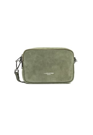 Piccola borsa a tracolla rettangolare in suede verde oliva con cerniera argentata, cintura staccabile e logo "Lancaster Paris" sul davanti.