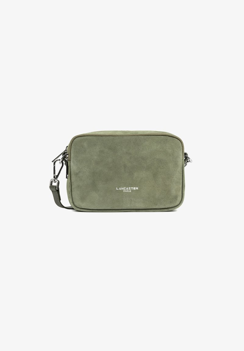 Piccola borsa a tracolla rettangolare in suede verde oliva con cerniera argentata, cintura staccabile e logo "Lancaster Paris" sul davanti.