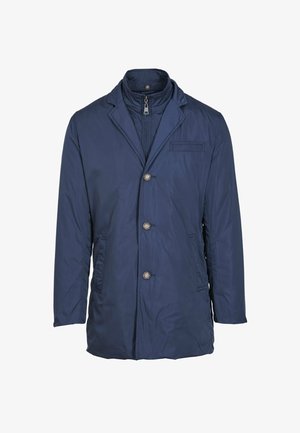 Giacca trapuntata blu navy con colletto a rever, tre bottoni, tasche laterali e strato interno con zip. Texture liscia, design casual.