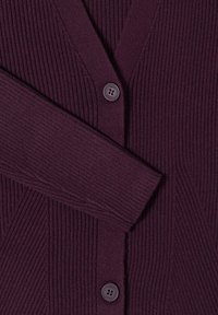 Burgunderfarbener Strickcardigan mit V-Ausschnitt, vertikaler Rippstruktur und dunkler Knopfverschluss. Die Ärmel sind lang und schmal geschnitten.