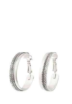 Boucles d’oreilles créoles en argent avec une bande noire à pois texturée au centre, dotées d’un fermoir à charnière sur fond blanc.