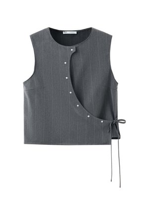 Gilet sans manches gris foncé à fines rayures avec boutons-pression asymétriques et fermeture à nouer sur le côté sur fond blanc.