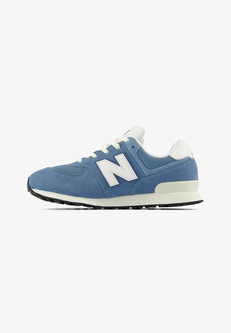 Baskets New Balance bleues et blanches avec lacets blancs, tige en mesh et en suède, grand logo blanc "N" et semelle noire, vue de côté.