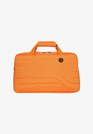 Borsa da viaggio in tessuto arancione con motivi a onde diagonali, doppi manici, chiusura con zip e un logo circolare decorativo sulla parte anteriore.