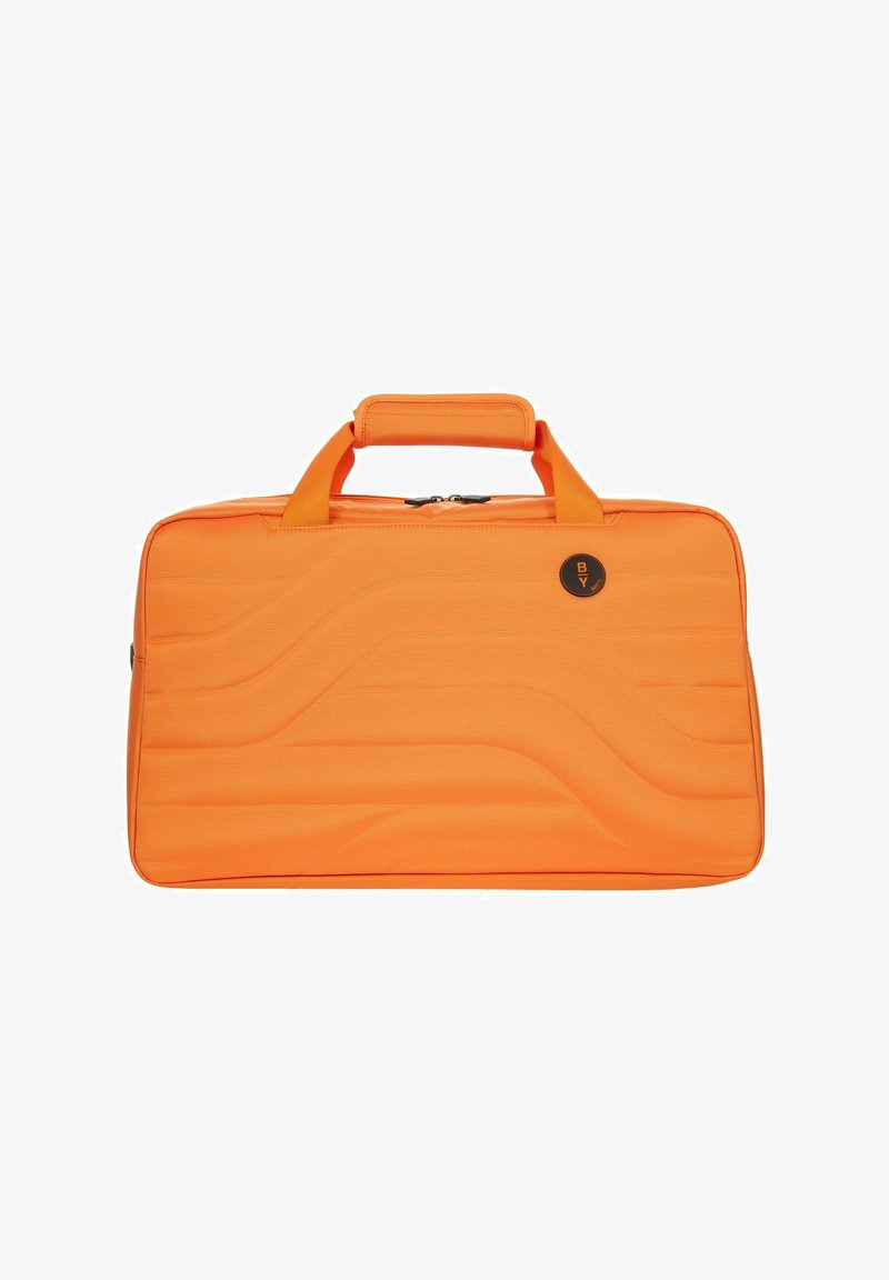 Sac de voyage en tissu orange avec des motifs ondulés diagonaux, deux poignées, une fermeture éclair et un logo circulaire en accent sur le devant.