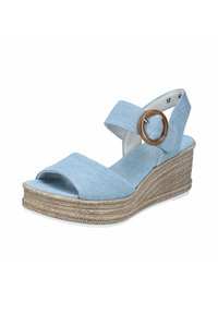 Sandales compensées en denim bleu avec une large bride à l'avant, une bride à la cheville et une boucle ronde décorative ; détails en corde texturée sur la semelle compensée.