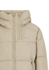 Beige gewatteerde jas met hoge kraag, dubbele verticale ritsen, zijzak met rits en het "protest" merklogo op de borst.