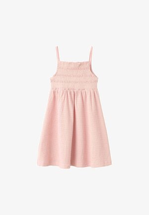 Robe rose clair sans manches avec corsage smocké et jupe froncée, conçue pour un enfant.