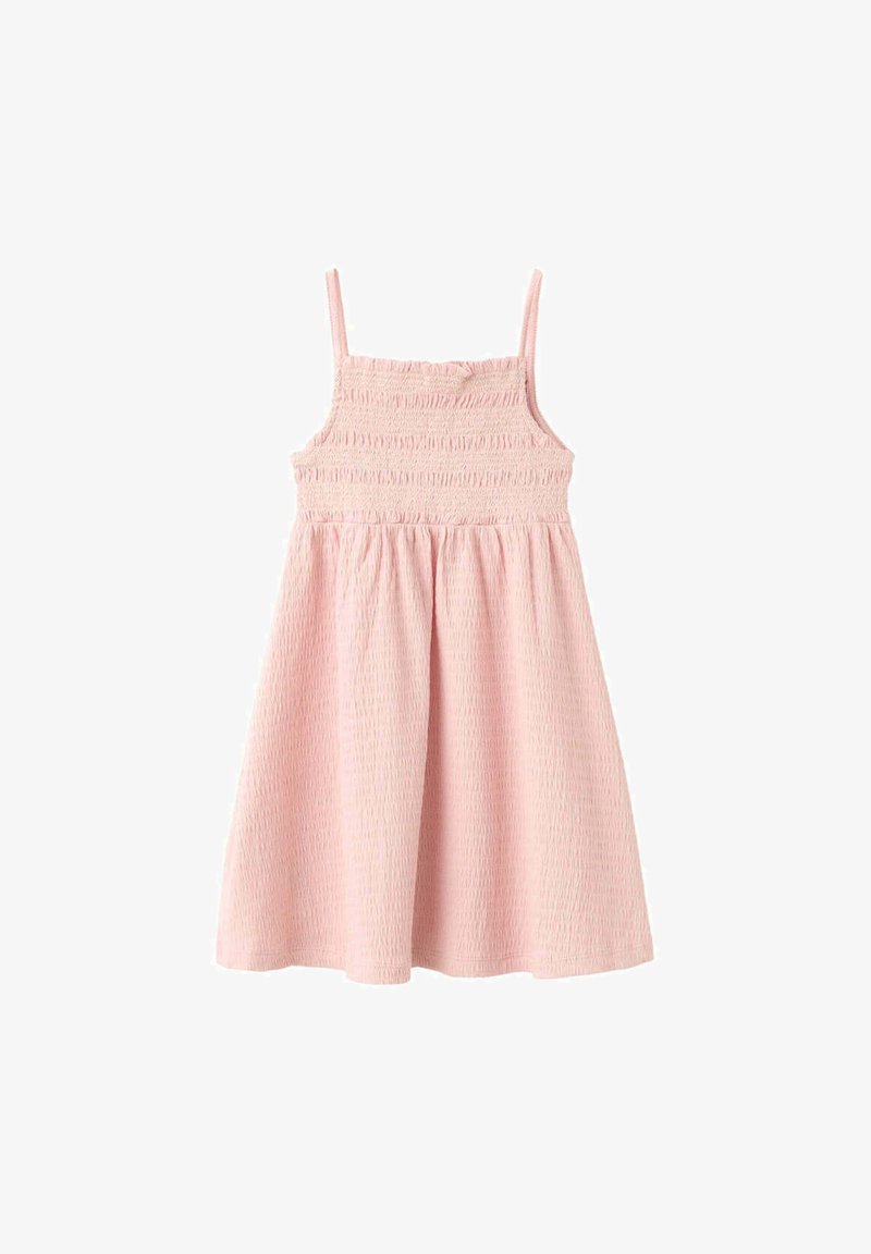 Robe rose clair sans manches avec corsage smocké et jupe froncée, conçue pour un enfant.