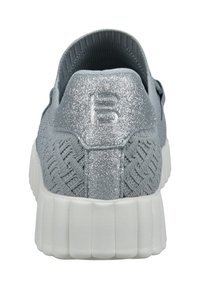 Graue Slip-On-Sneaker mit strukturiertem Obermaterial, glänzendem silbernem Akzent an der Ferse und dicker weißer Gummisohle.
