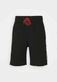 Short noir jusqu'aux genoux avec taille élastique et cordon rouge, avec poches latérales et motif latéral partiel doré et blanc.