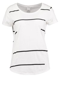 Vit bomulls t-shirt med svarta horisontella ränder, rund halsringning, uppvikta ärmar och en böjd nederkant. Lappen synlig inuti kragen.