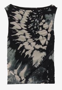 Top sin mangas en negro y crema con diseño de tie-dye, con escote drapeado y tejido texturizado, que presenta fruncido diagonal y patrones variados.