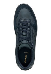 Zapatillas de color azul marino con una parte superior de cuero texturizado y gamuza, cierres de cordones y cremallera, y una plantilla acolchada con branding en relieve.